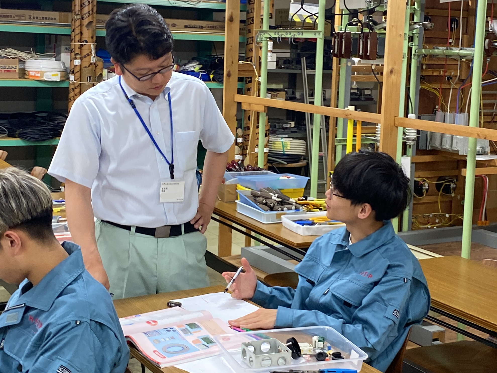 講師に質問する学生