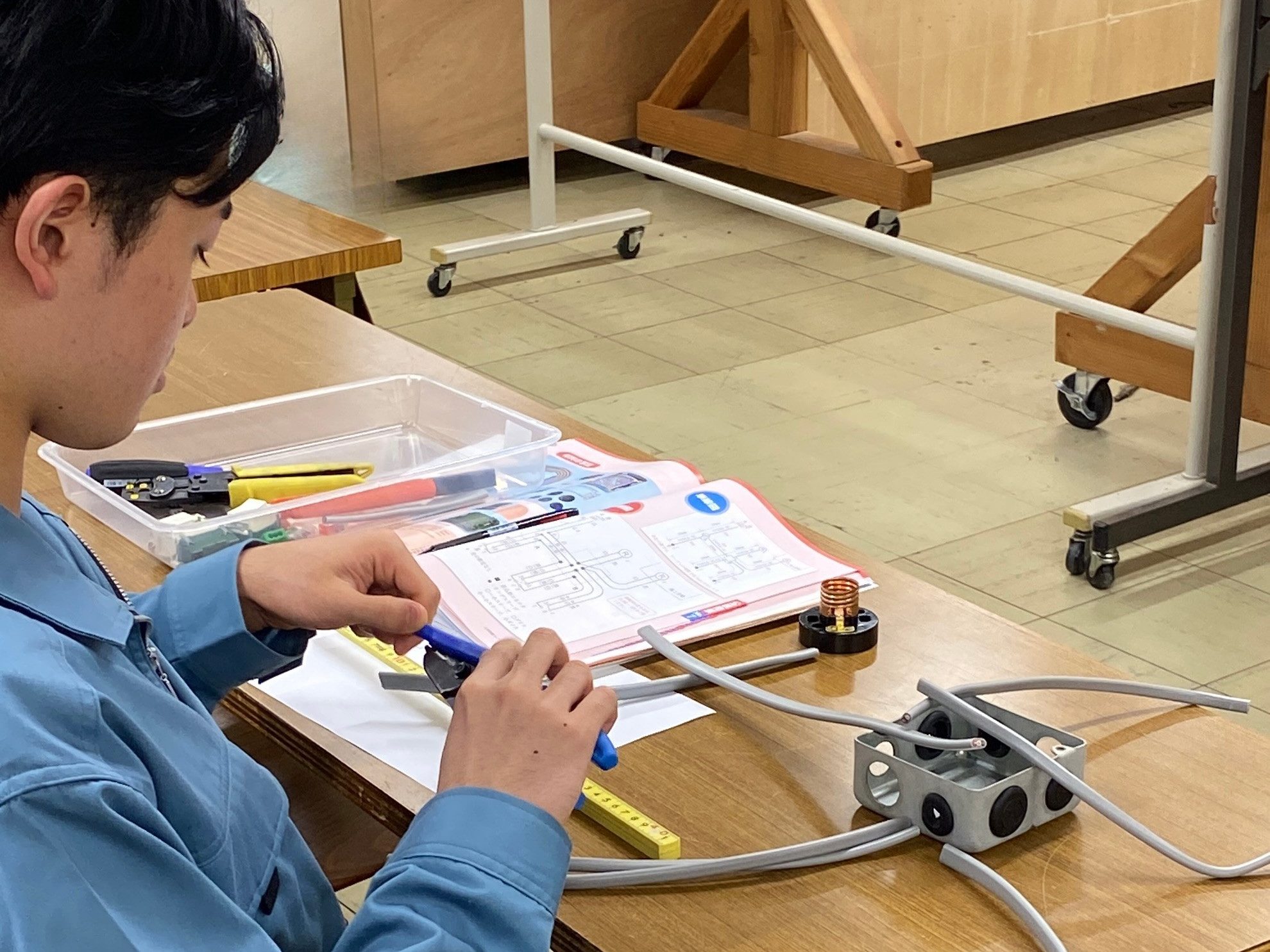 電気工事士試験対策講座中の学生の手元