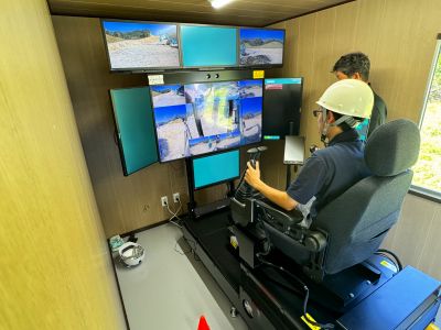 未来の工事現場を体験! 建設機械の遠隔操作を学ぶ現場見学