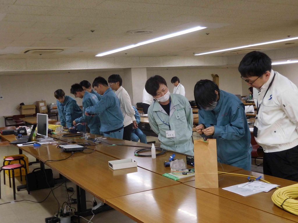 産学連携授業で光の接続を行いました!