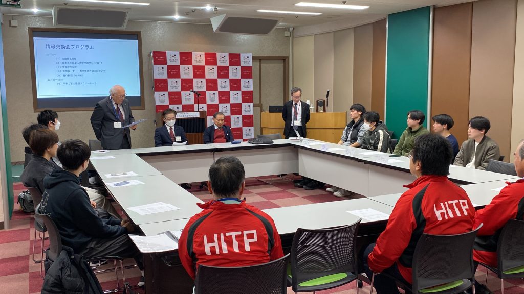 先生方の前で、大学の学びをしっかりと報告するOBたち